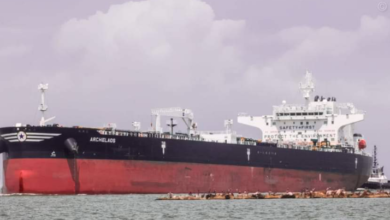 صورة على متن سفينة الديزل archelaos دفعة جديدة من منحة الوقود السعودية تصل عدن