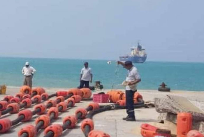 صورة باخرة إماراتية محملة بالمشتقات النفطية تصل الى ميناء سقطرى
