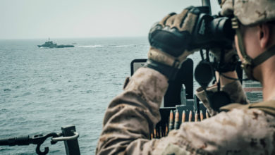 صورة البحرية الأميركية تصادر شحنة إيرانية لمواد تستخدم بالمتفجرات في طريقها للحوثيين