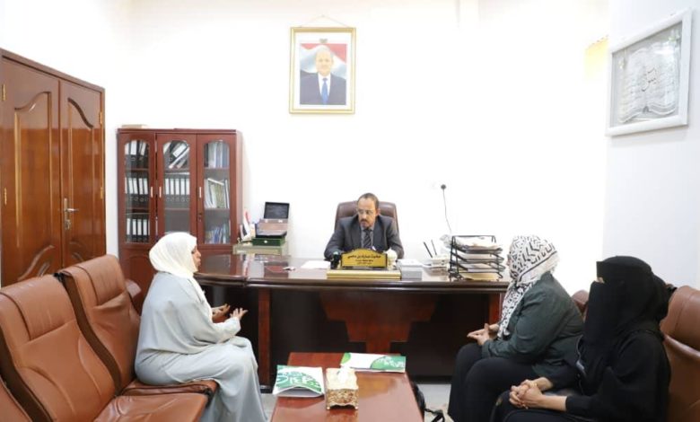 صورة محافظ حضرموت يطلع على نشاطات مؤسسة “أكون” ومنظمة مبادرة مسار السلام