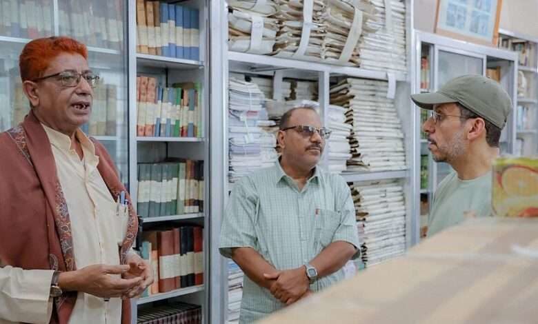 صورة رئيس الوزراء يتفقد المكتبة السلطانية في المكلا ويؤكد على تطوير خدماتها