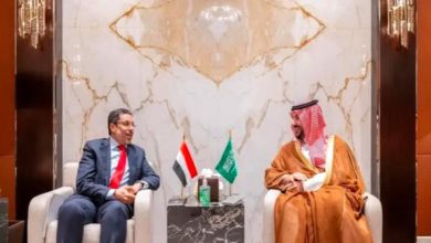 صورة وزير الدفاع السعودي وبن مبارك يبحثان تطورات الأوضاع في اليمن