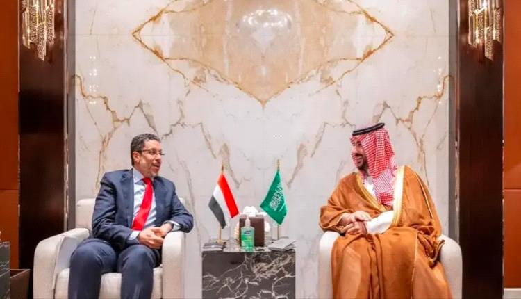 صورة وزير الدفاع السعودي وبن مبارك يبحثان تطورات الأوضاع في اليمن