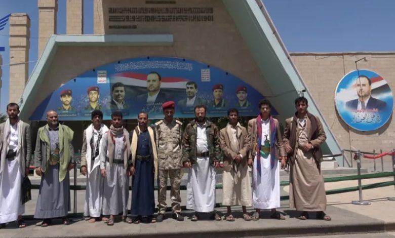 صورة قيادات عسكرية إخوانية بارزة تصل صنعاء بينها أحد أقارب وزير الدفاع السابق