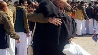 صورة وساطة مجتمعية تنجح في صفقة تبادل أسرى بين الحوثيين والحكومة في مارب