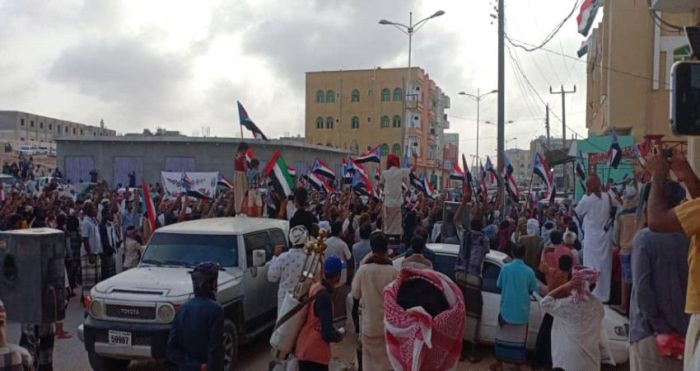 صورة تظاهرة في المهرة تكشف تخادم الإخوان والحوثيين