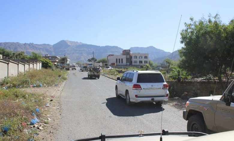 صورة إصابة شخص برصاص جندي اثناء مرور موكب المقدشي في تعز