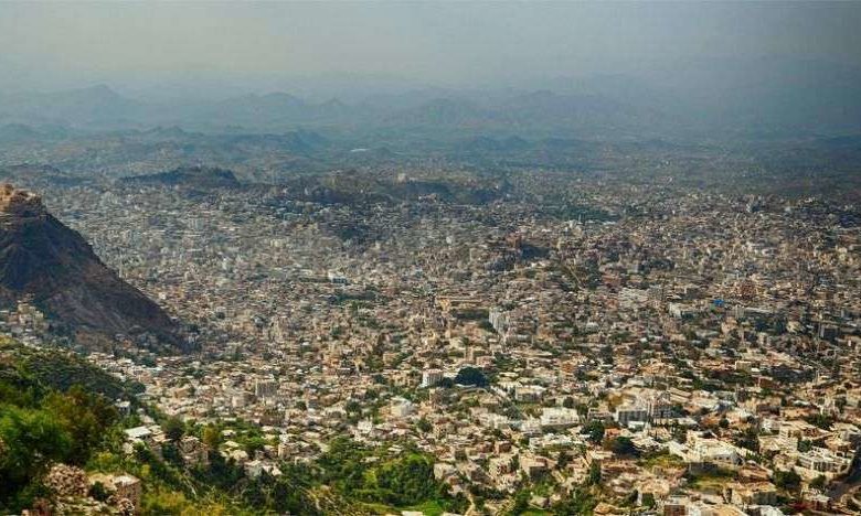 صورة وفاة طفل وإصابة شقيقه بقصف حوثي استهدف منزلاً في تعز