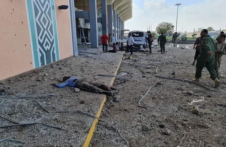 صورة قتلى وجرحى اثر انفجارات استهدفت مطار عدن أثناء وصول الحكومة