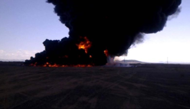 صورة عناصر تخريبية تستهدف أنبوب نقل النفط الخام في شبوة