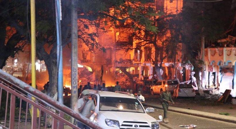 عاجل: عشرات القتلى والجرحى في انفجار بسيارة مفخخة استهدف مطعما يمنيا