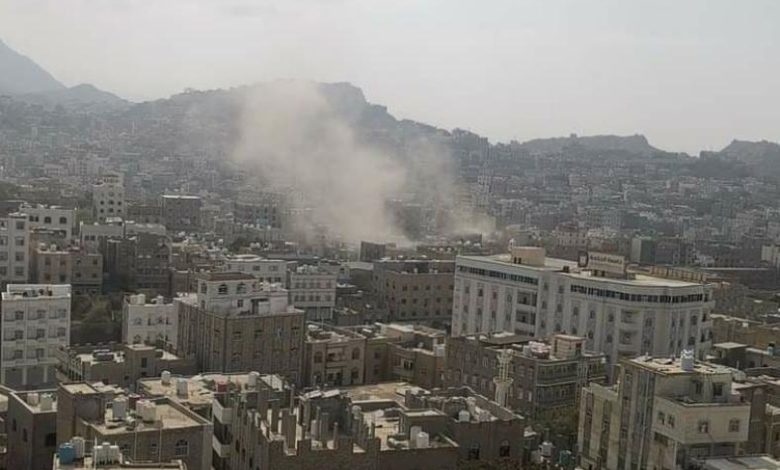 صورة مليشيا الحوثي تفجر منزل مواطن في تعز بعد تهجيره منه بالقوة