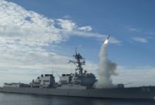 صورة الجيش الأمريكي يكشف تفاصيل تصديه لمسيّرات حوثية وصواريخ هاجمت سفناً في البحر الأحمر