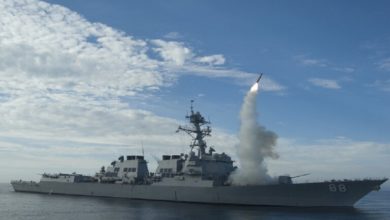صورة الجيش الأمريكي يكشف تفاصيل تصديه لمسيّرات حوثية وصواريخ هاجمت سفناً في البحر الأحمر