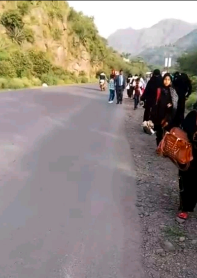 مسيرة راجله لافراد اسرة تم تهجيرهم من منزلهم من قبل شيخ قبلي بحجة امتلاكة للارض (صورة)