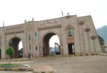 صورة إقالة رئيسي جامعتي إب وذمار بعد إزالة صور زعيم المليشيات من الجدران