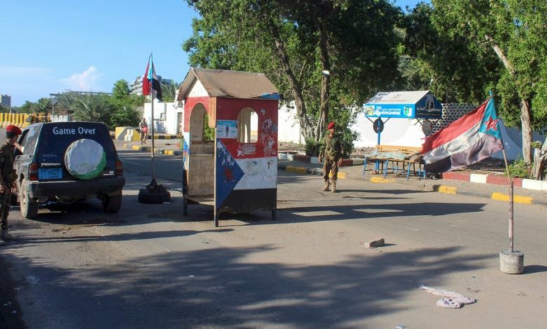 صورة اعتقال قائد عسكري رفيع بالحماية الرئاسة أثناء محاولته ومرافقيه التسلل الى عدن بهويات مزوره وأنباء عن اشقاقه