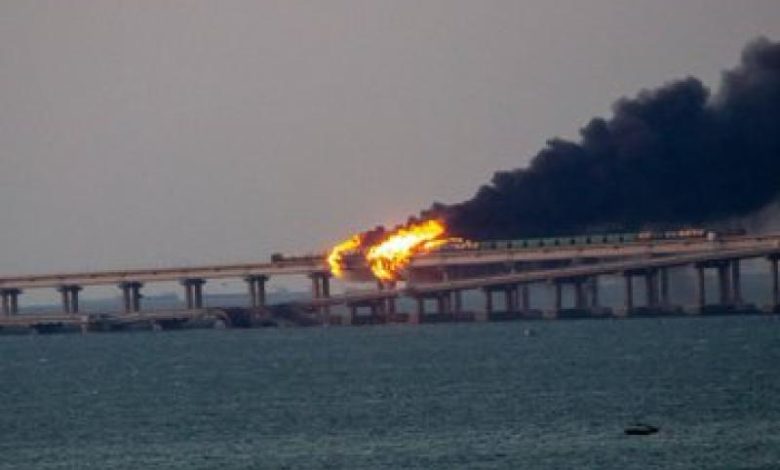 صورة ضربة قوية لروسيا .. انفجار هائل في الجسر الوحيد الذي يربط روسيا بشبه جزيرة القرم