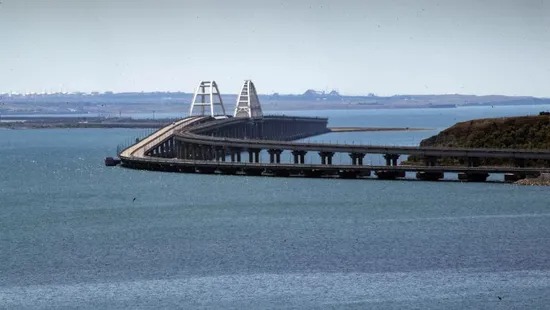 صورة توقف حركة المرور على جسر القرم مؤقتًا