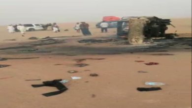 صورة حادث مروري يودي بحياة كافة الركاب بين سيارتين في صحراء الجوف