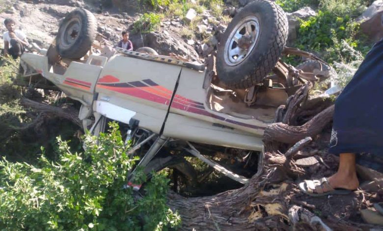صورة وفاة امرأة وإصابة اربعة اخرين اثر انقلاب سيارة بالضالع