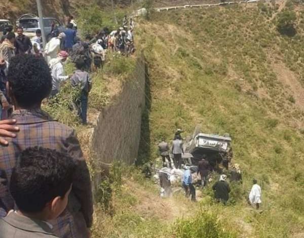 صورة ريمة.. حادث مروري يودي بحياة ستة ويصيب 10 آخرين في منحدر جبلي