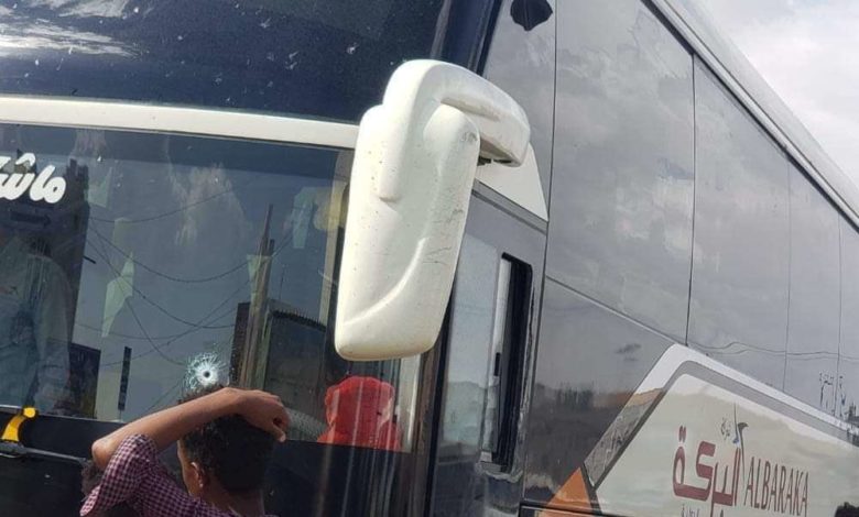 صورة تبادل إطلاق نار بعتق وتضرر حافلات نقل ركاب
