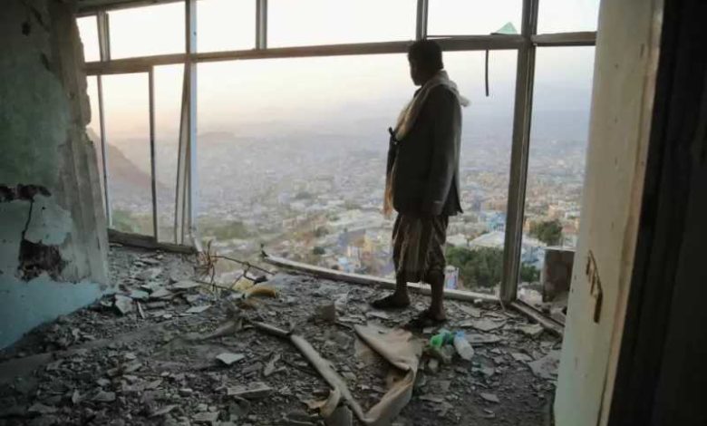 صورة الحوثيون يشترطون دفع السعودية تعويضات للمتضررين من الحرب وواشنطن تطالب الرياض بالتأني