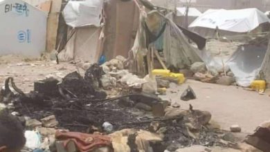 صورة حريق يلتهم مسكنين في مخيم للنازحين بمحافظة شبوة