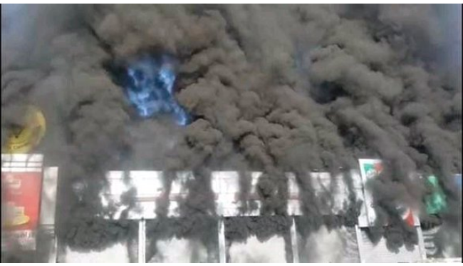 حريق هائل يلتهم مركز تجاري كبير جنوب صنعاء
