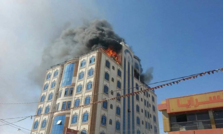 شاهد بالفيديو.. حريق يلتهم أكبر فندق في صعدة شمال اليمن لهذا السبب