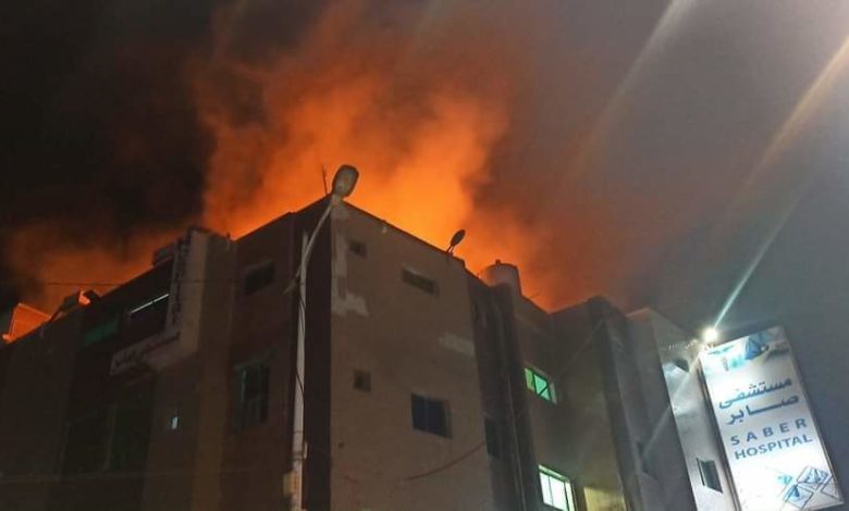 صورة عاجل: حريق هائل يندلع الآن في أحد مستشفيات عدن “صور”