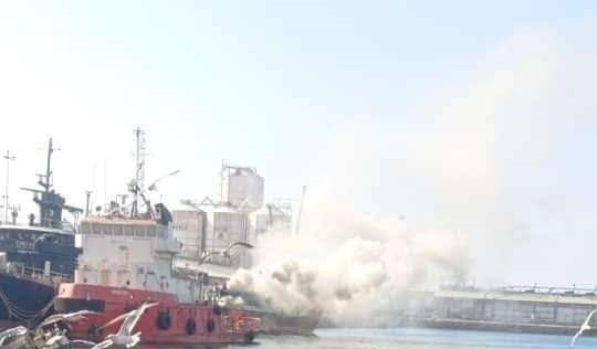 صورة لجنة رسمية تحقق في حادثة احتراق سفينة شحن بميناء المكلا