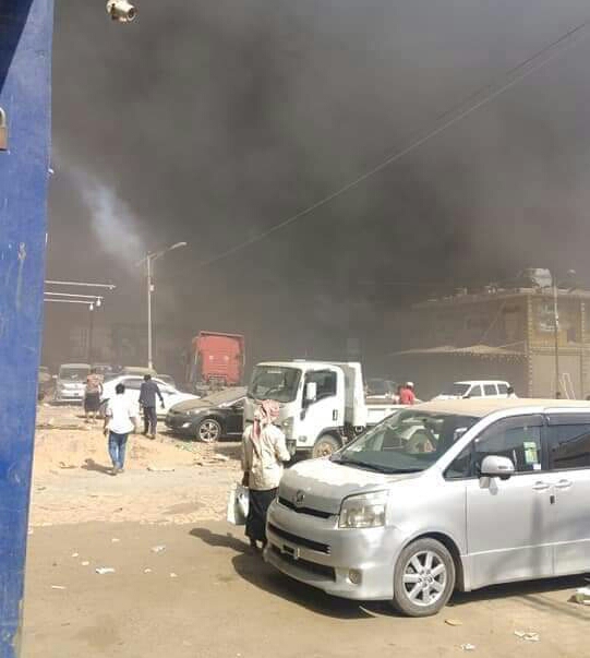 تفاصيل وصور الحريق الهائل الذي شهدته عدن والتهم محلات تجارية والخسائر فادحة