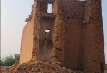 صورة انهيار أجزاء من أقدم الحصون الأثرية بالمهرة