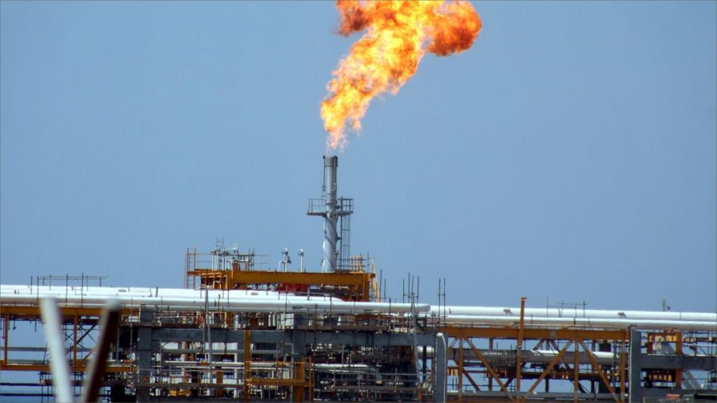 جماعة الحوثي تسمحُ لـ “الشرعية” باستئنافِ تصدير النفط.. وتضعُ شرطًا وحيدًا خاص بالموظفين