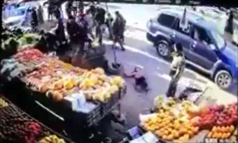 صورة بالفيديو .. مشرف حوثي يعتدي بشكل وحشي على طفل بصنعاء