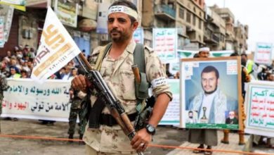 صورة مسرحيات الحوثي مع إسرائيل تُعيد التذكير بجرائمه بحق اليمنيين