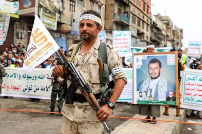 صورة مسرحيات الحوثي مع إسرائيل تُعيد التذكير بجرائمه بحق اليمنيين