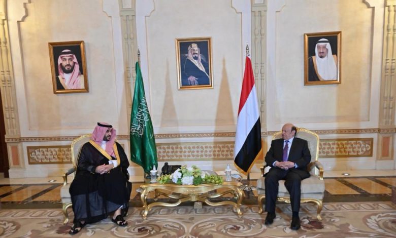 صورة هادي يواصل تجاهل معانأة الشعب ويُغيب “العمالة اليمنية” في لقائه ببن سلمان