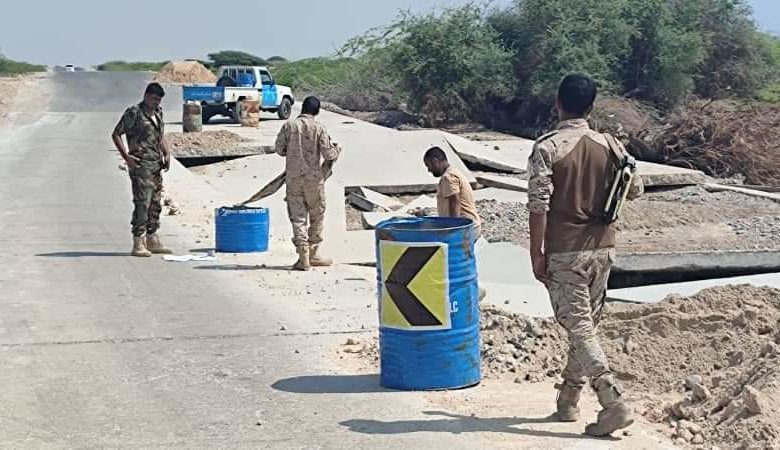 صورة خفر السواحل بحضرموت تنصب اللوائح الإرشادية التحذيرية في المديريات المتضررة