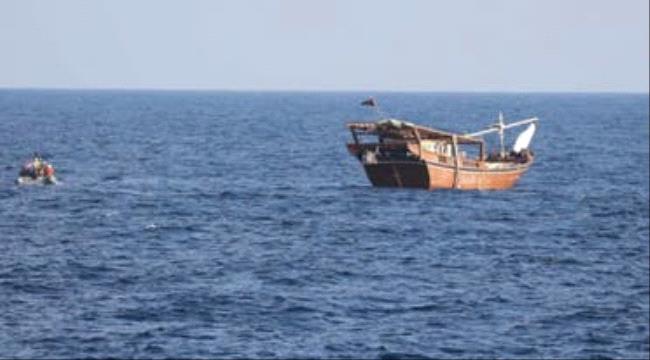 صورة خفر السواحل بالمهرة تتسلم من البحرية الأمريكية سفينة تهريب السلاح الإيراني