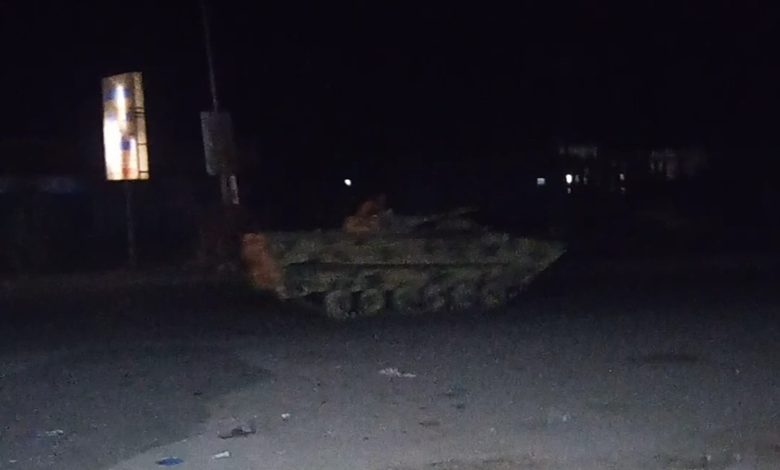 صورة عاجل: انفجارات عنيفة واشتباكات بالسلاح الثقيل شمال عدن وأنباء عن قتلى وجرحى “ماذا يحدث؟” فيديو