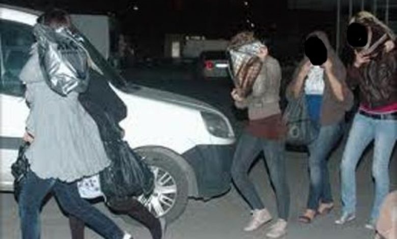 صورة تعز.. ضبط خلية تصطاد الفتيات لممارسة الدعارة والترويج للحشيش والمخدرات