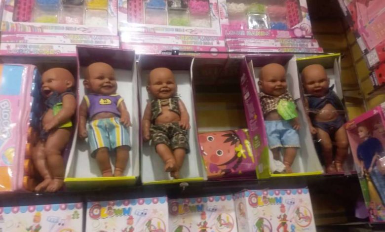 صورة عدن.. ضبط العاب أطفال “دُمى” بأعضاء تناسلية