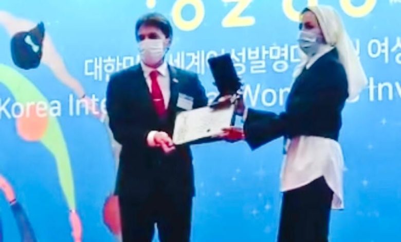صورة مخترعة يمنية تفوز بجائزة أفضل اختراع متميز في معرض كوريا ٢٠٢٢