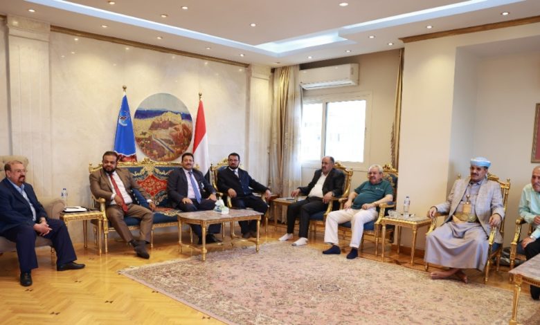 صورة رئيس البرلمان يلتقي قيادات الجالية اليمنية في أمريكا