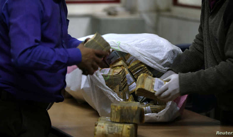 صورة إنهيار الاقتصاد بين تلاعب الحكومة بالسياسة النقدية والمضاربة بالعملات الأجنبية “إلى أين سيصل سعر صرف الريال اليمني؟”