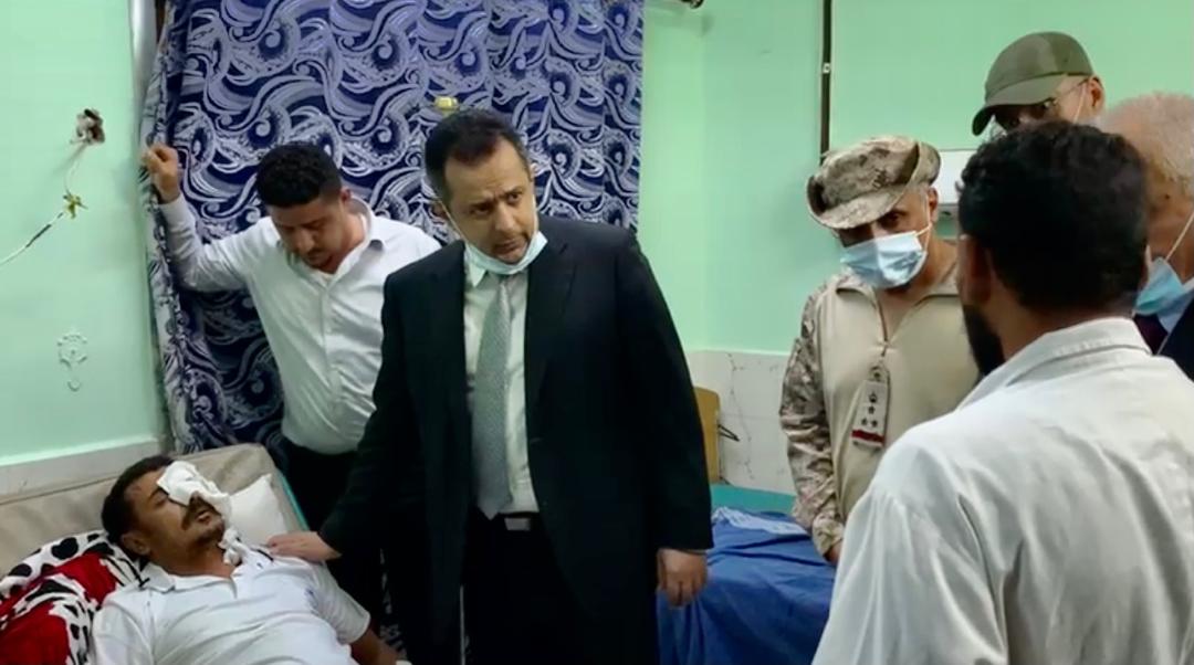 رئيس الوزراء يزور جرحى تفجيرات مطار عدن جنوب اليمن