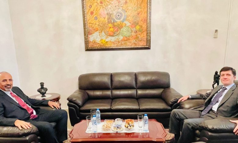 صورة رئيس المجلس الانتقالي الجنوبي يلتقي سفير روسيا لدى دولة الإمارات لبحث جهود السلام وأمن الملاحة البحرية